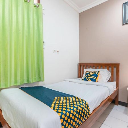 Spot On 2033 Kayumanis Homestay Syariah Джакарта Экстерьер фото