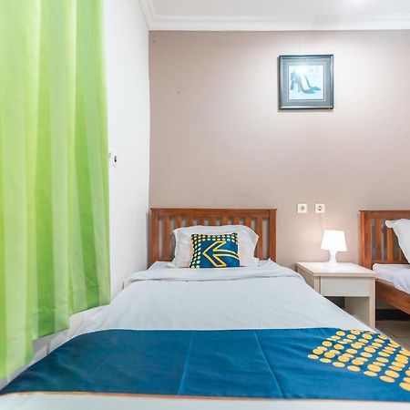 Spot On 2033 Kayumanis Homestay Syariah Джакарта Экстерьер фото