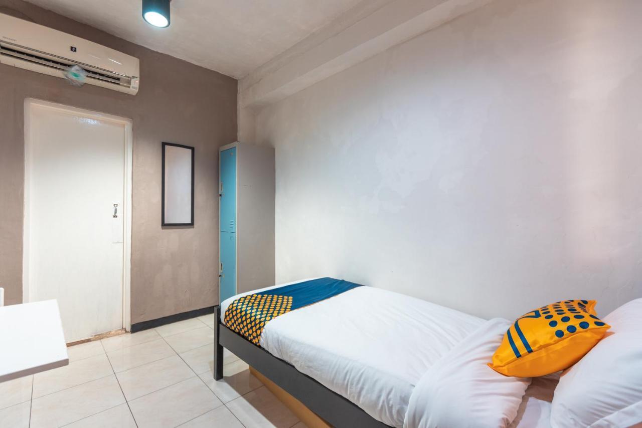 Spot On 2033 Kayumanis Homestay Syariah Джакарта Экстерьер фото