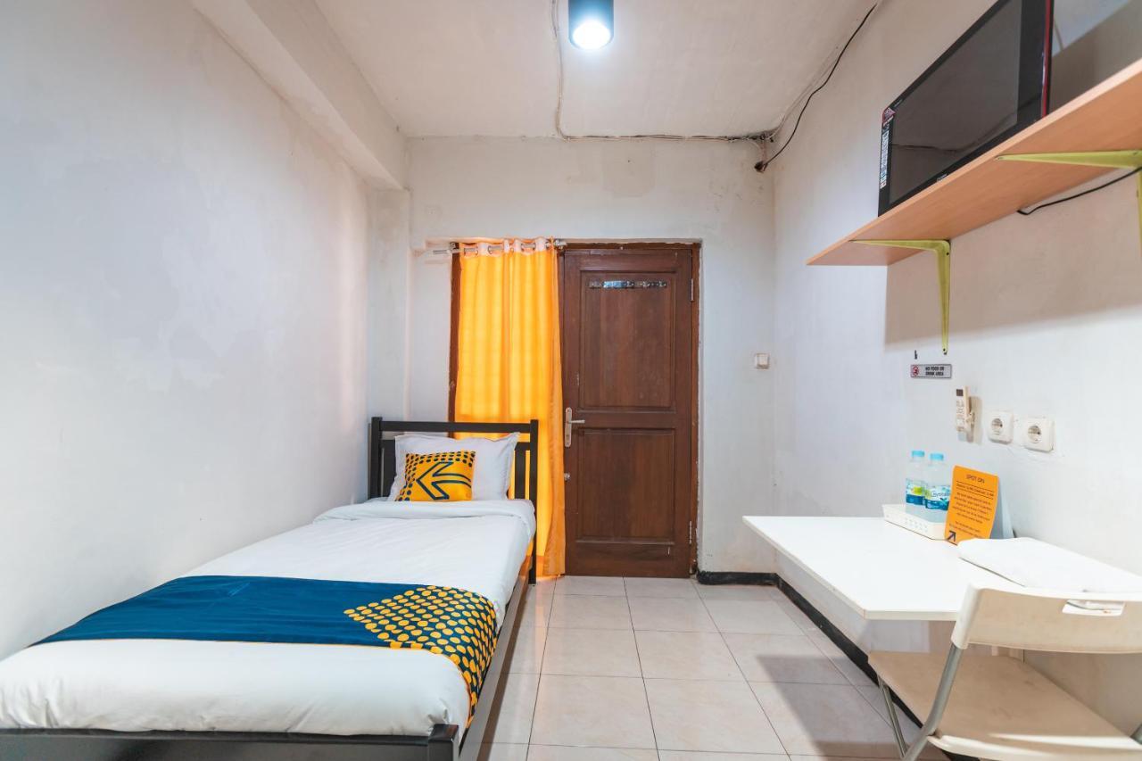 Spot On 2033 Kayumanis Homestay Syariah Джакарта Экстерьер фото