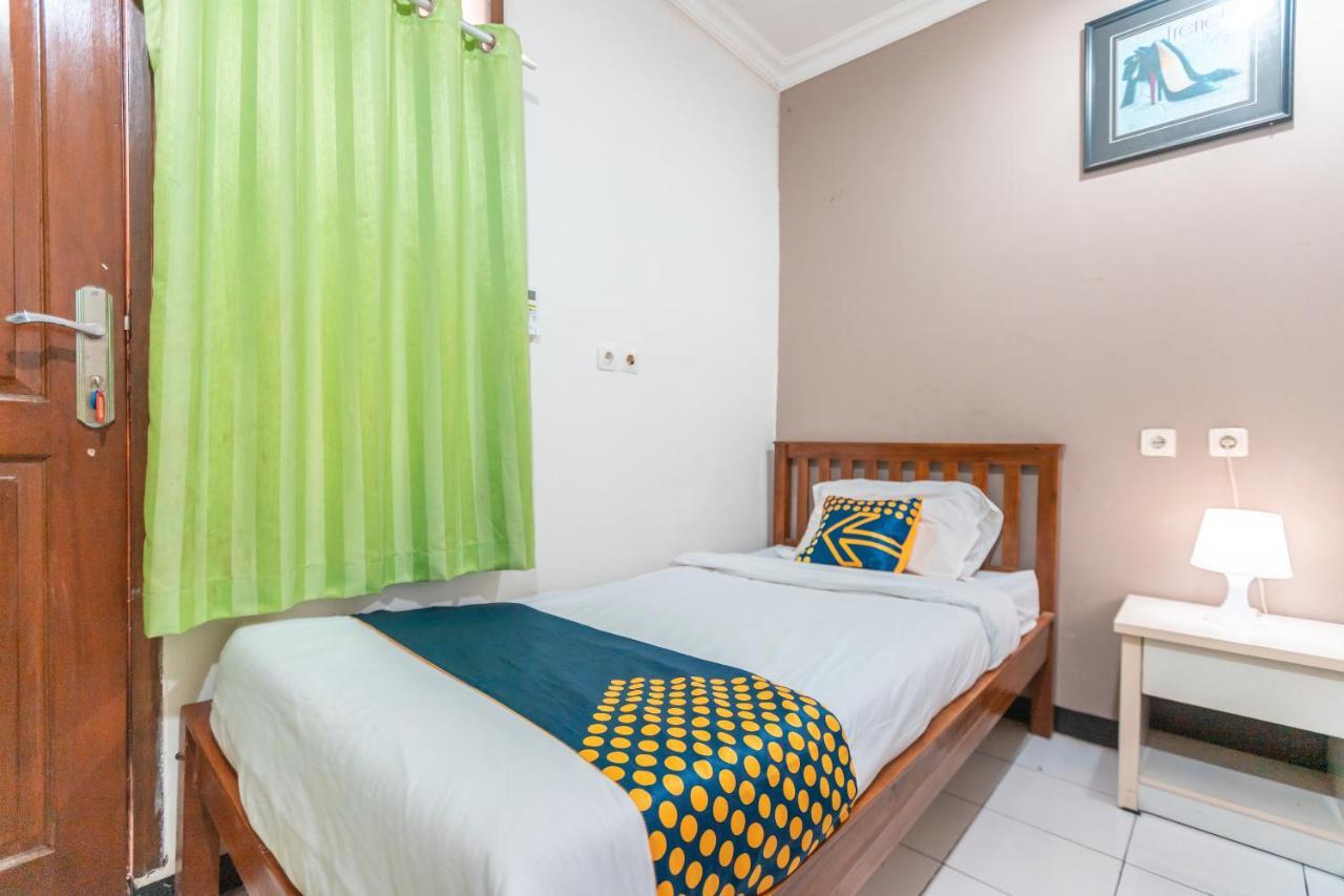 Spot On 2033 Kayumanis Homestay Syariah Джакарта Экстерьер фото