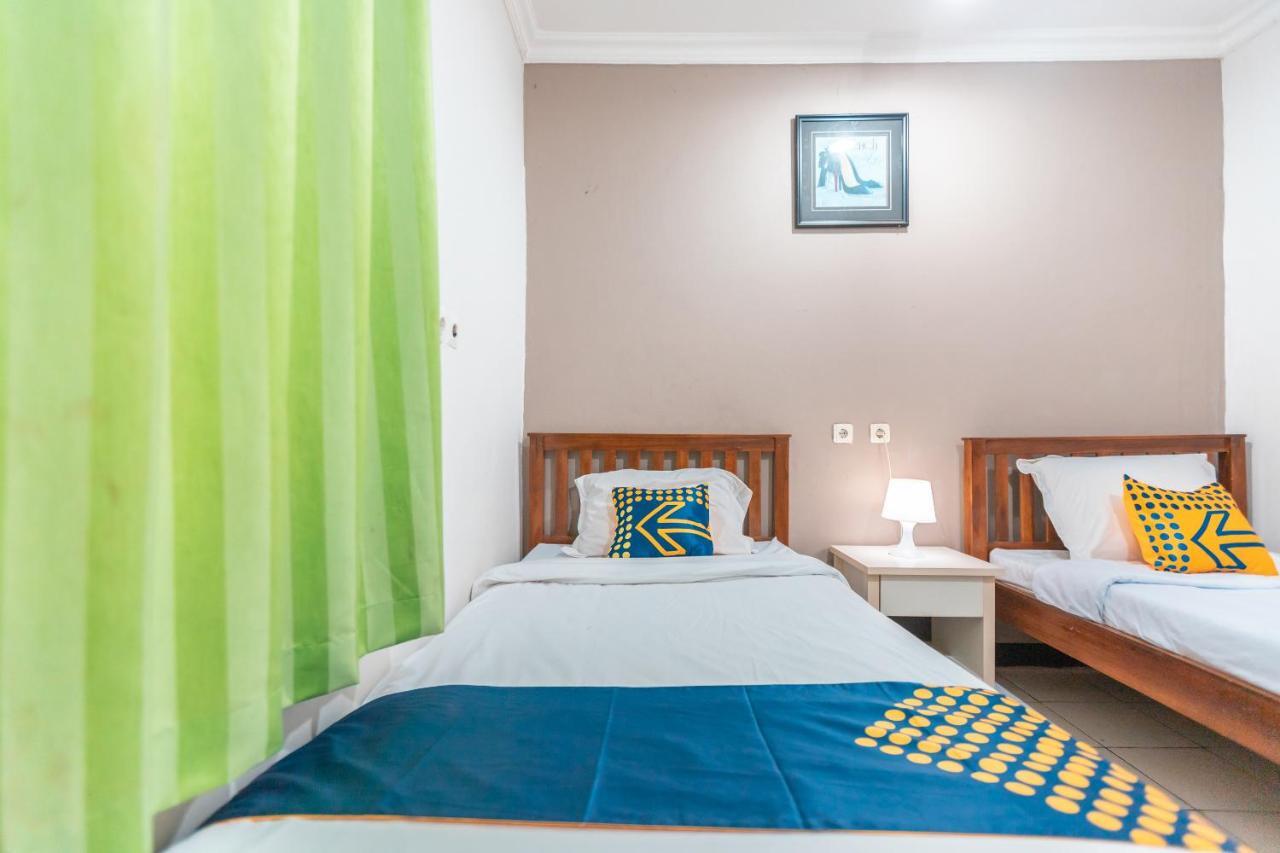 Spot On 2033 Kayumanis Homestay Syariah Джакарта Экстерьер фото