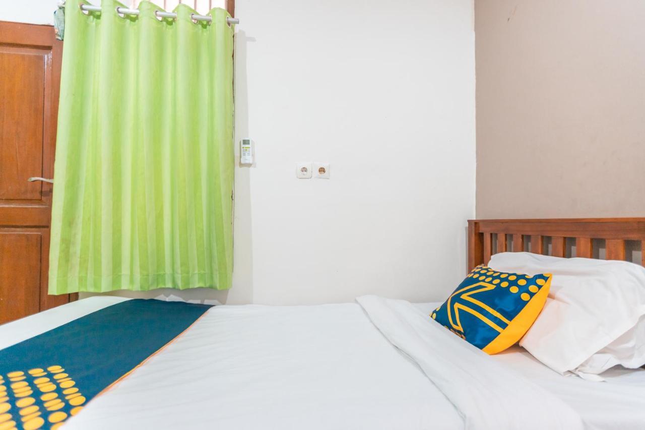Spot On 2033 Kayumanis Homestay Syariah Джакарта Экстерьер фото