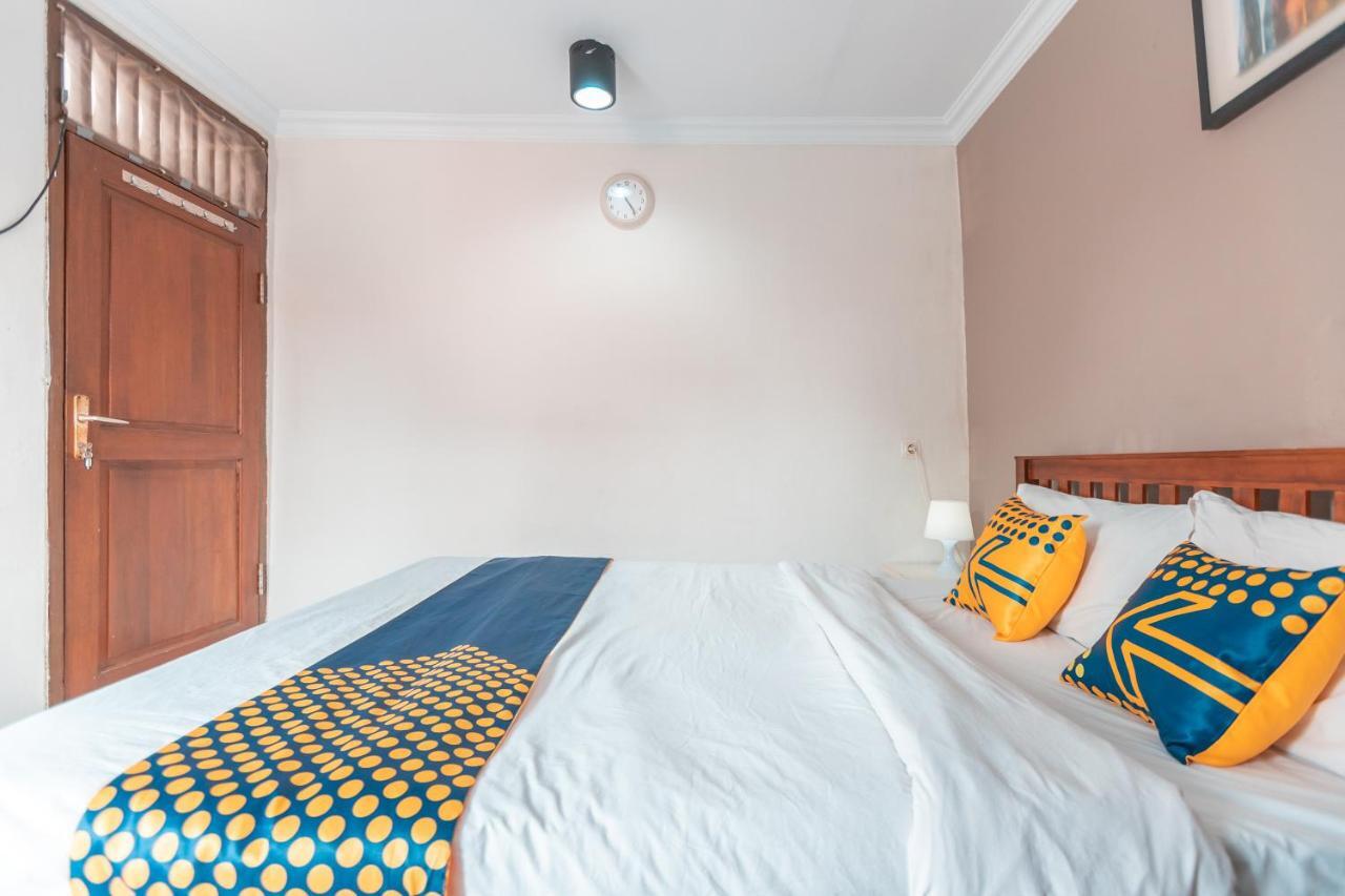 Spot On 2033 Kayumanis Homestay Syariah Джакарта Экстерьер фото
