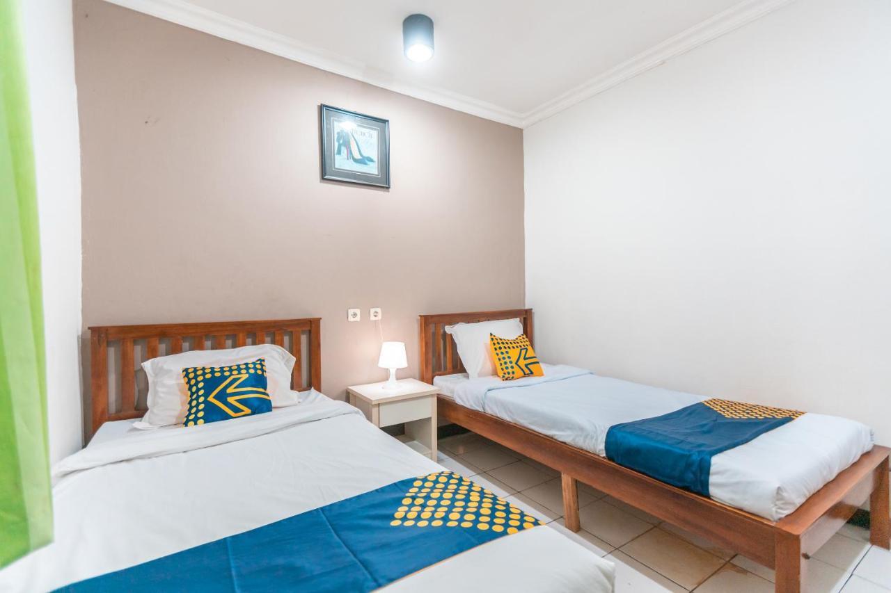 Spot On 2033 Kayumanis Homestay Syariah Джакарта Экстерьер фото