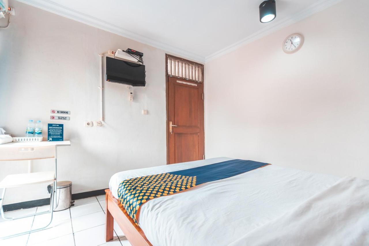 Spot On 2033 Kayumanis Homestay Syariah Джакарта Экстерьер фото