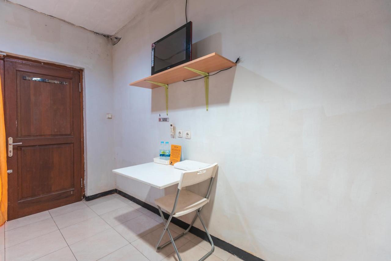 Spot On 2033 Kayumanis Homestay Syariah Джакарта Экстерьер фото