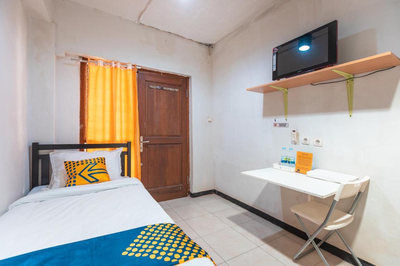 Spot On 2033 Kayumanis Homestay Syariah Джакарта Экстерьер фото