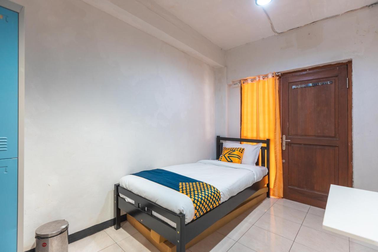 Spot On 2033 Kayumanis Homestay Syariah Джакарта Экстерьер фото
