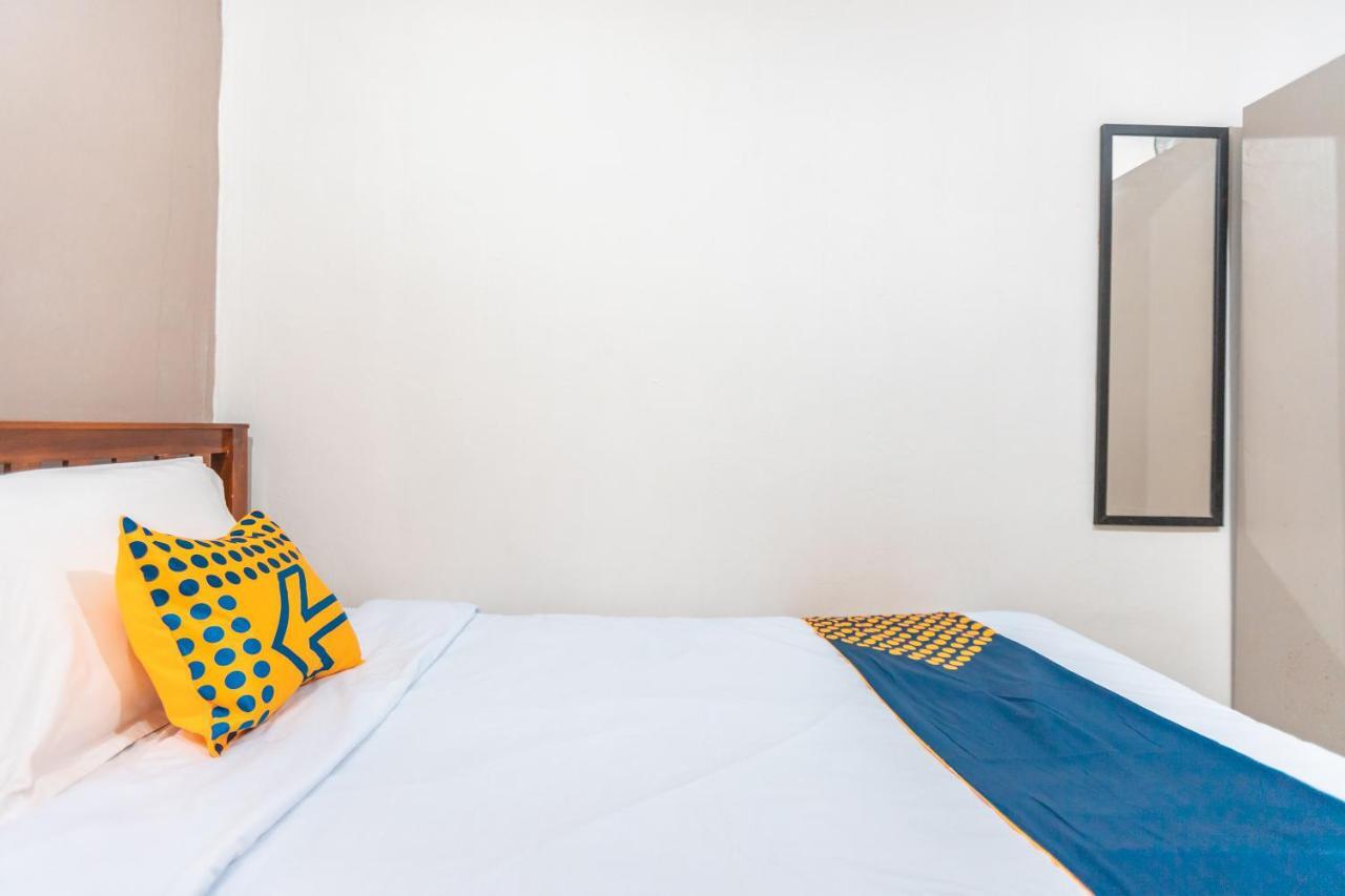 Spot On 2033 Kayumanis Homestay Syariah Джакарта Экстерьер фото