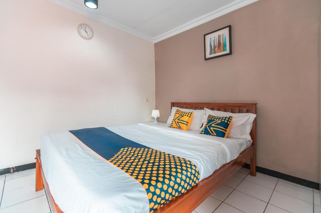 Spot On 2033 Kayumanis Homestay Syariah Джакарта Экстерьер фото